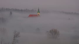 Ködtengerből kikandikáló templom.