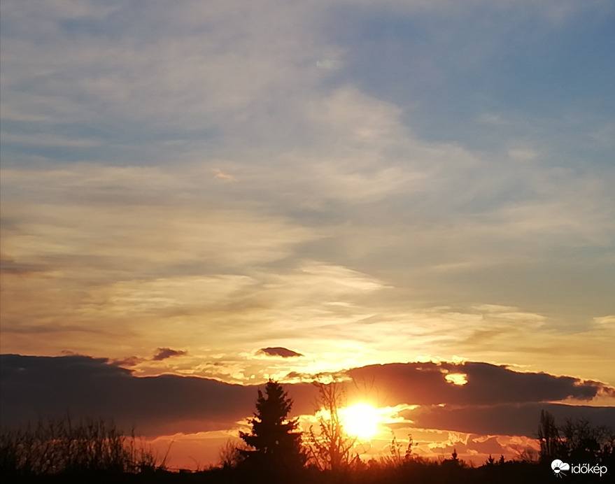 Polgárdi szeles, felhős lemenés 11.29.