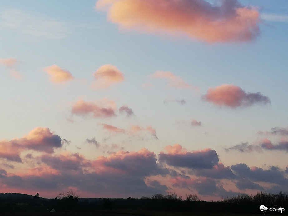 Szélben vágtató felhők