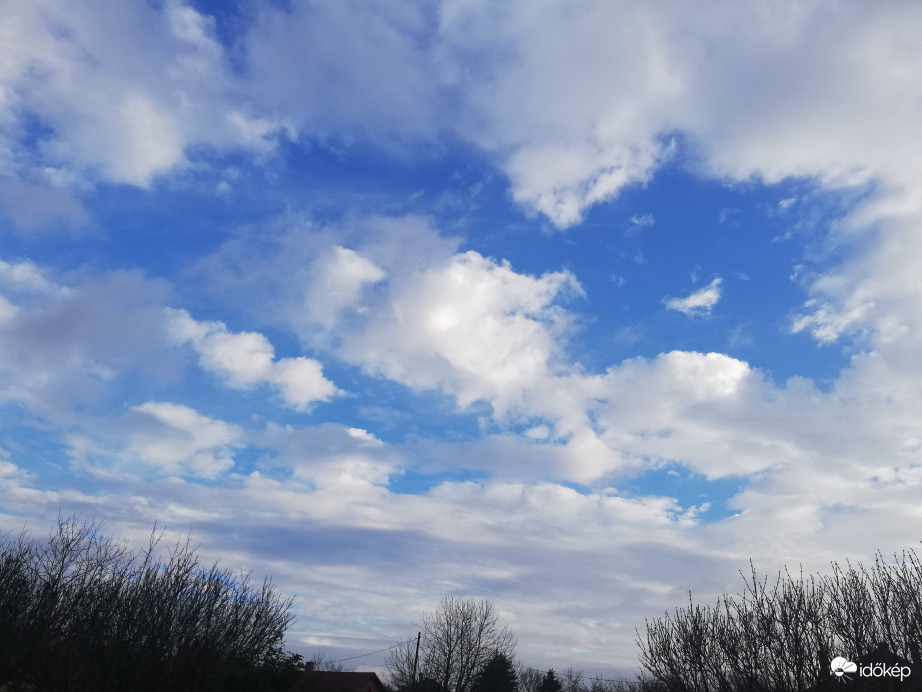 Polgárdi, néhol szakadozott, de általában felhős 