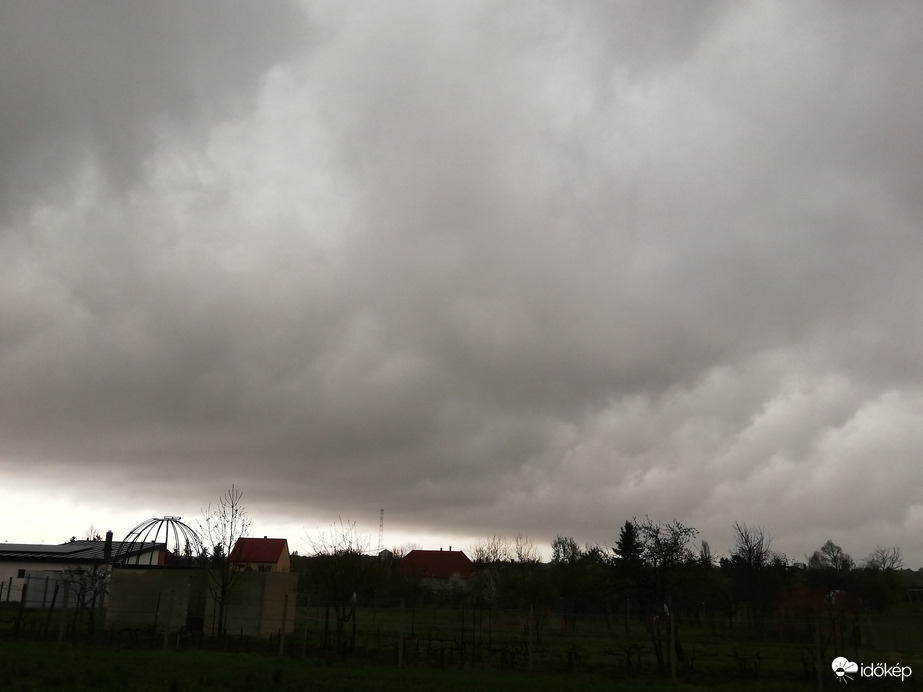 Polgárdi, már zuhog! 