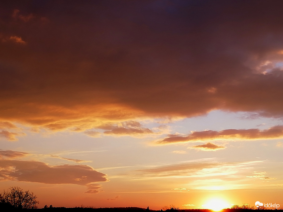 Felhős, szeles lemenés