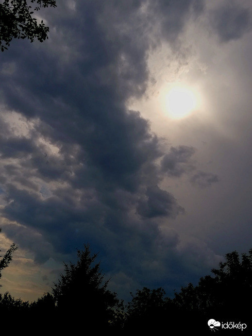 Polgárdi. Jönnek, mennek, de eső egy csepp sem volt