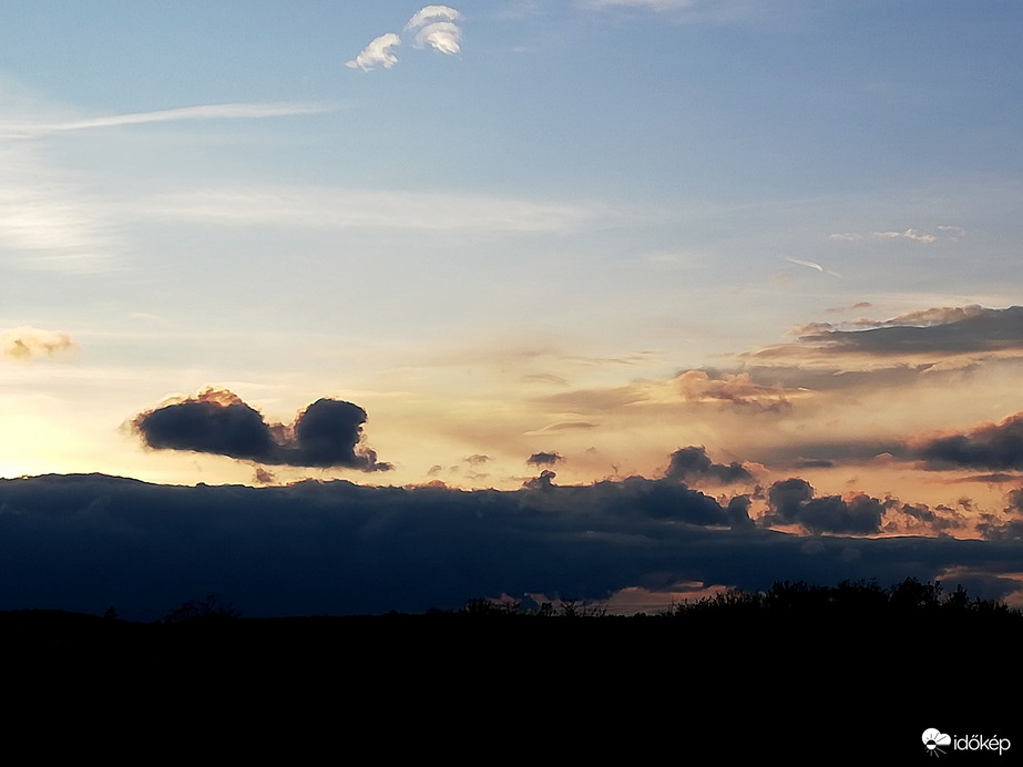 Jön! Hideg, erős szél fúj. 