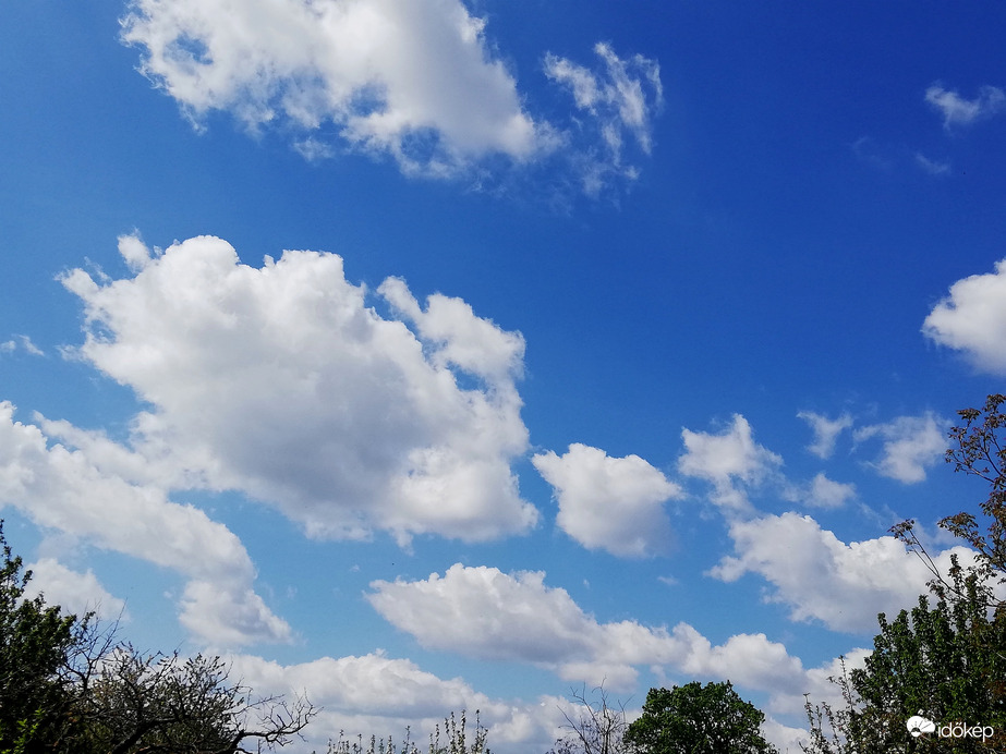 Polgárdi, szeles, gomolyos délelőtt 