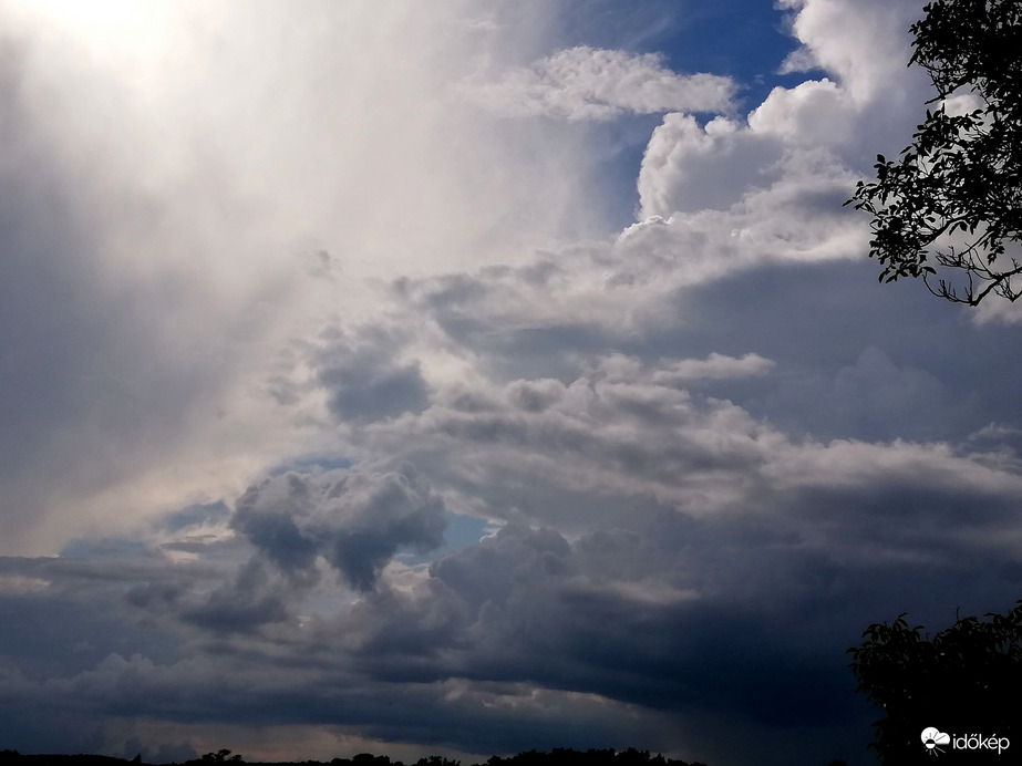 Délelőtt zápor, most ismét felhősödik