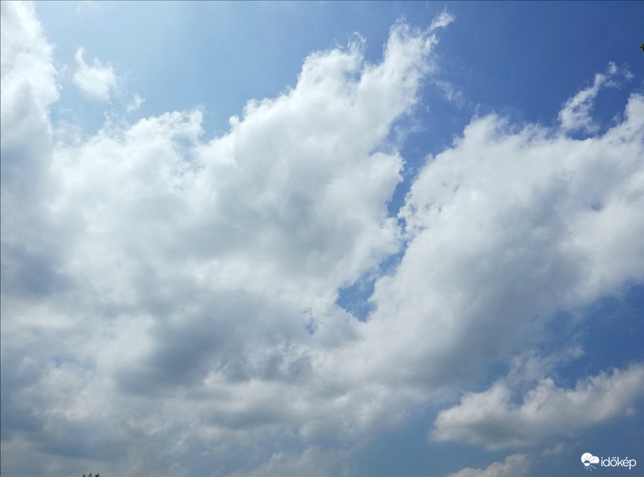 Polgárdi, felhősödik, 32 fok