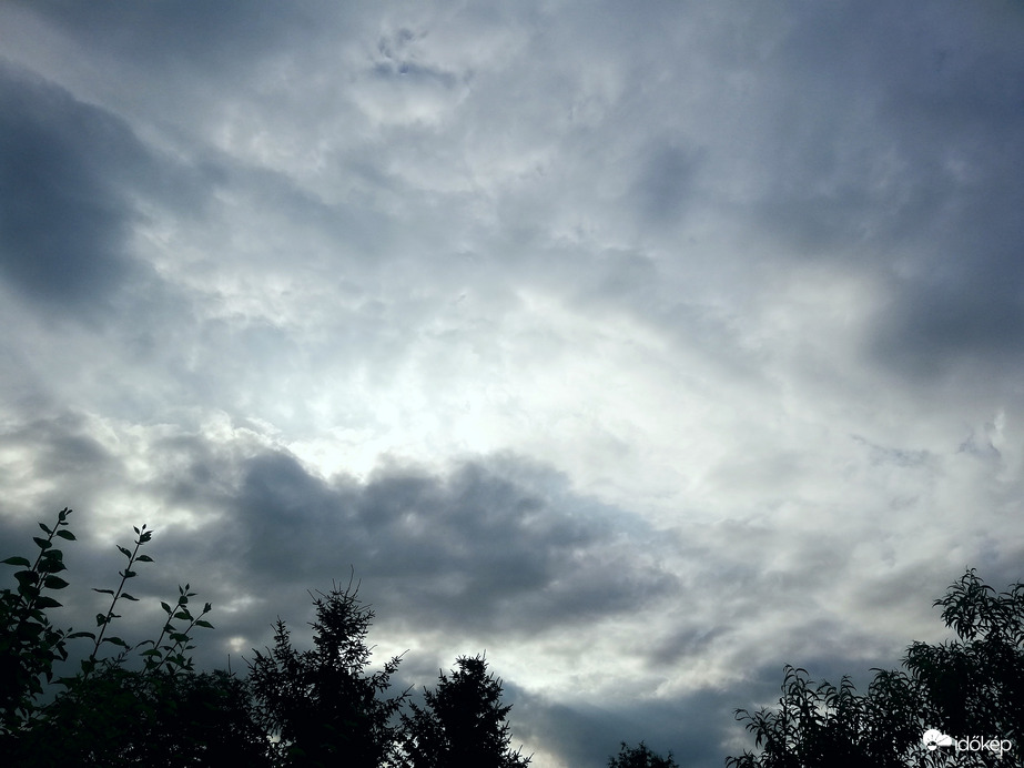 Polgárdi, felhős reggel 