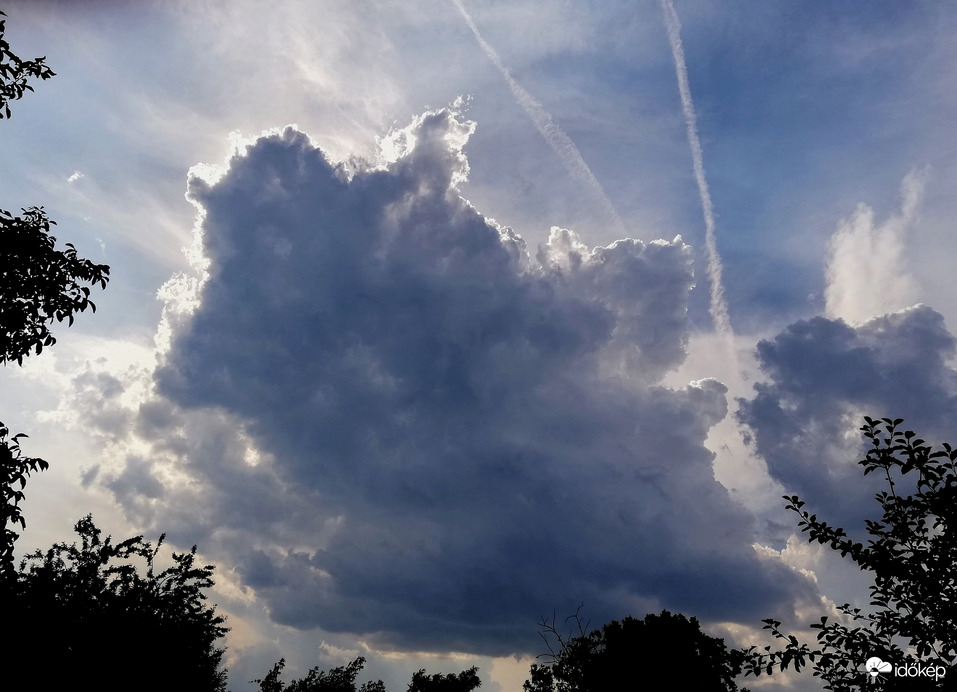 Polgárdi, felhős, 33 fok, élénk szél