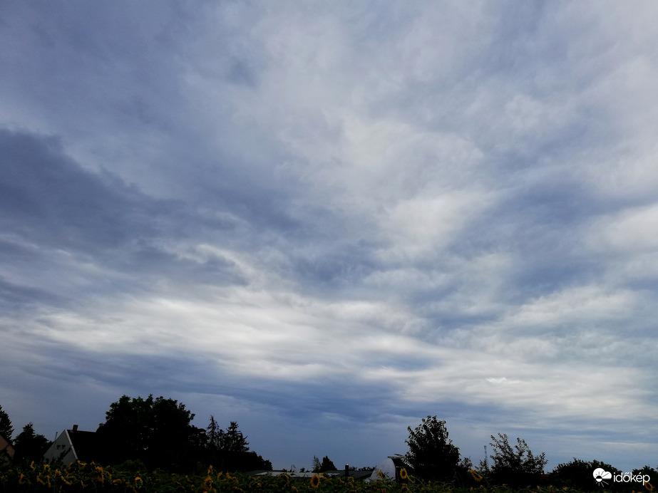 Polgárdi, erősen felhős, 23 fok, 