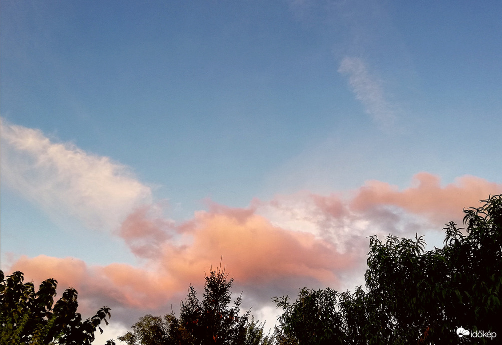 Színes felhők Kelet felé, naplementekor 