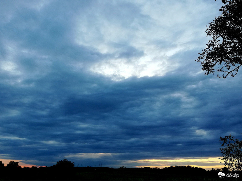 Polgárdi, felhős nyárbúcsúzás