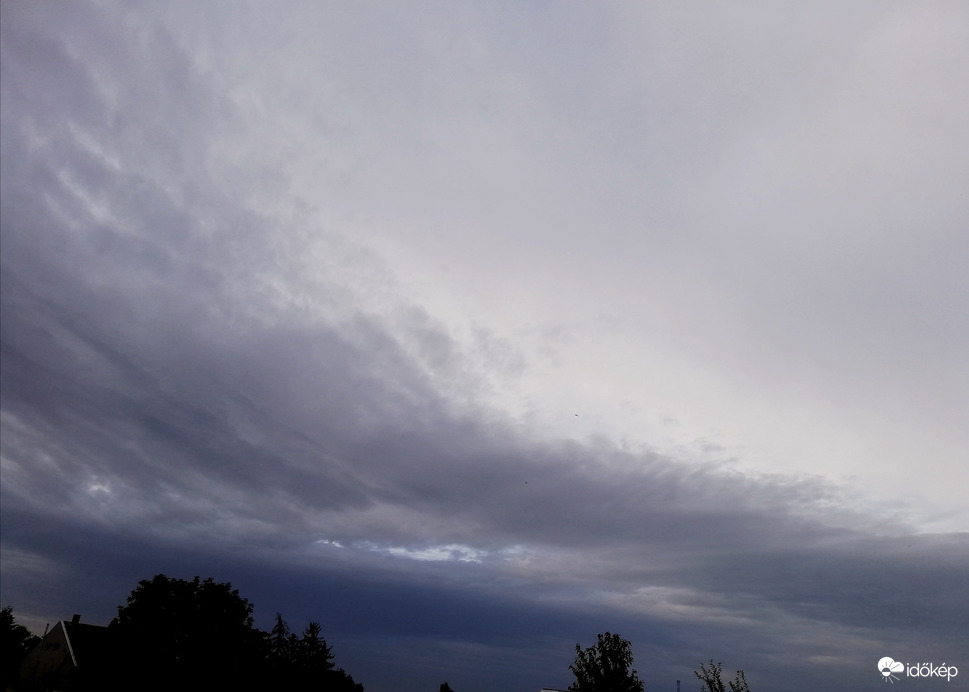 Polgárdi, még szélcsendes, felhős, 16 fok