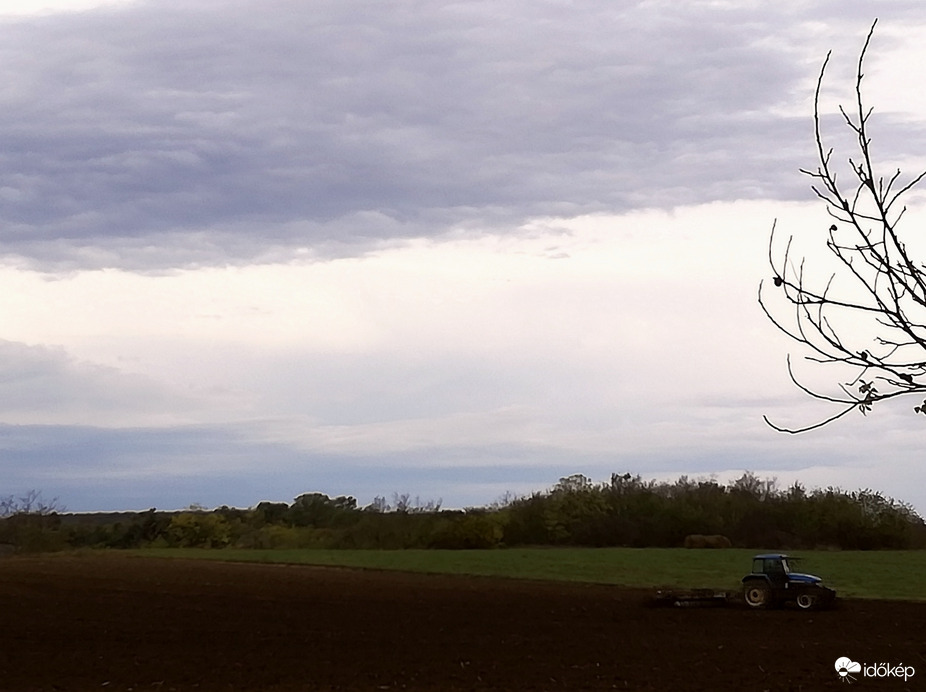 Sietni kell, mindjárt esik! 