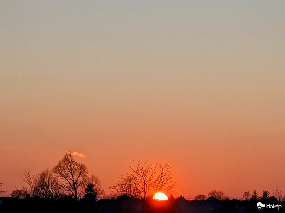Polgárdi, felhőtlen Naplementénk