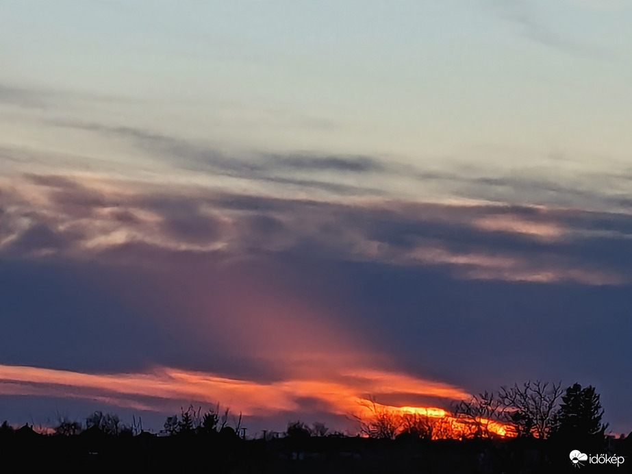 Naplementi lángolás