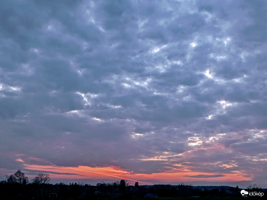 Felhős alkony