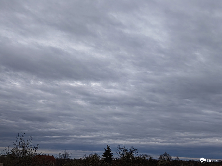 Polgárdi, alábbhagyott a szél, szemerkél,15 fok,