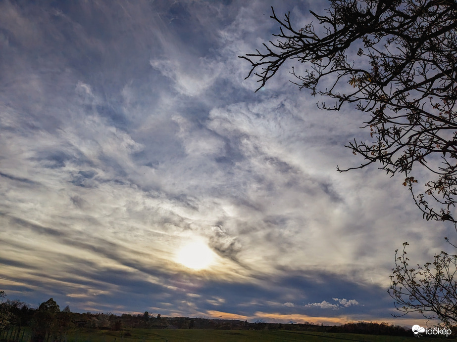 Felhős naplemente ígérkezik