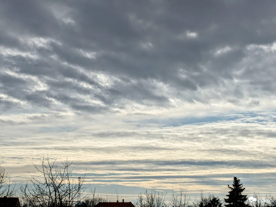 Polgárdi, szakadozik, sajnos nem esett, 13 fok