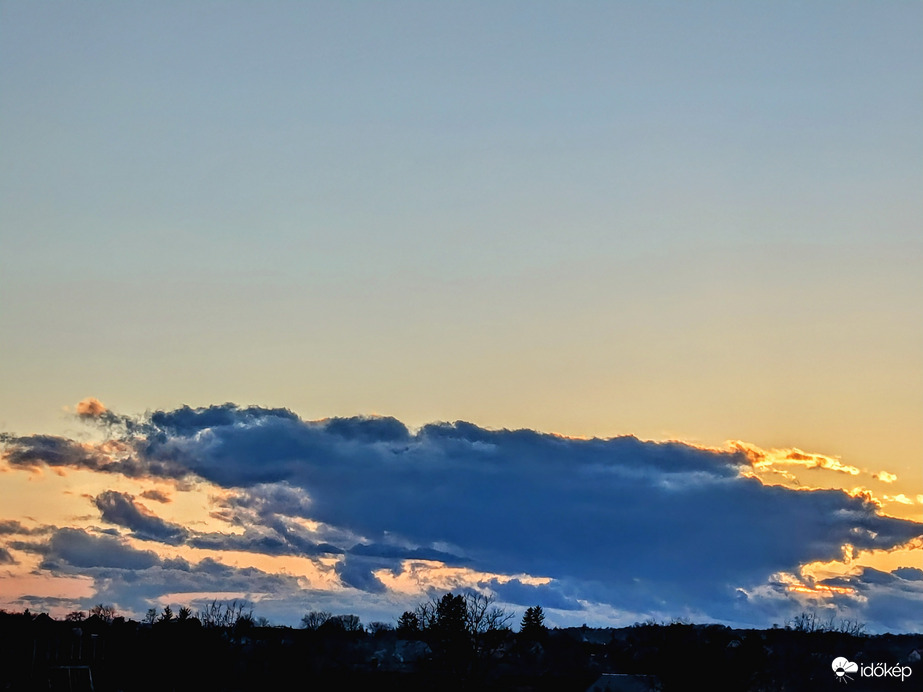 Polgárdi, hatalmas felhő takarta a naplementét 