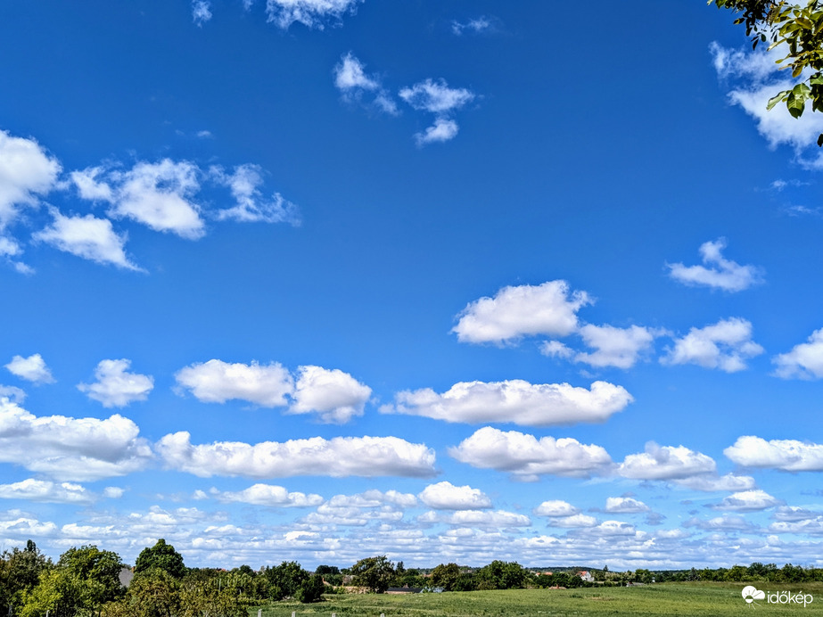 Polgárdi, gyengén felhős, szeles, 14 C