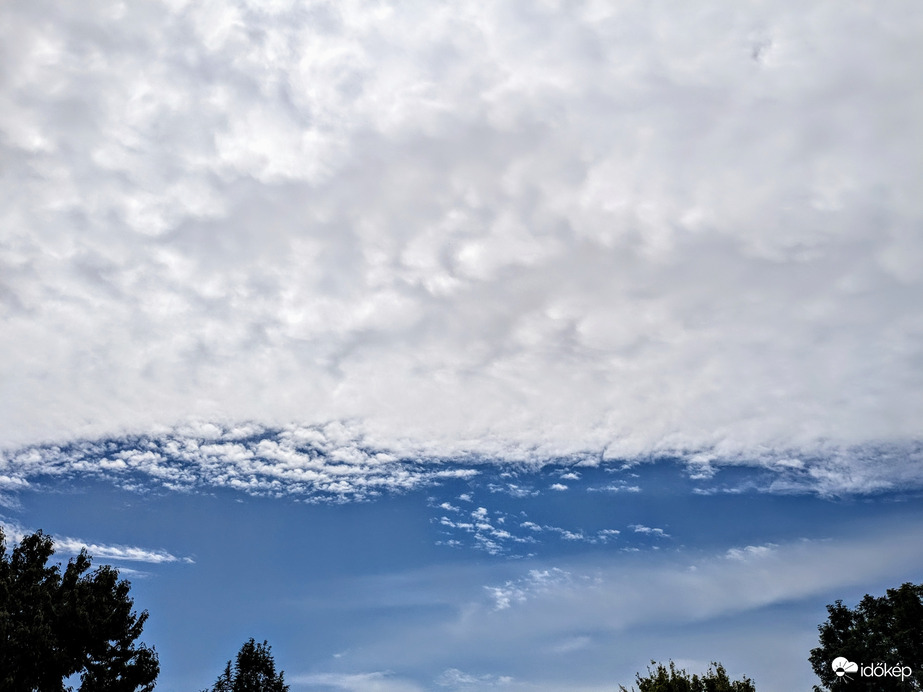 Polgárdi, kissé felhős, szellő, 26 C