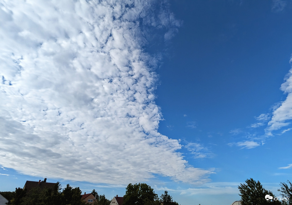 Polgárdi, erősen felhős, élénk É-Ny-i szél, 20 C