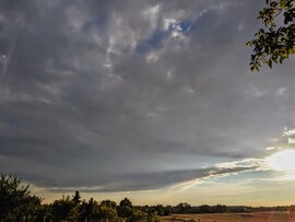 Polgárdi, felhősödik