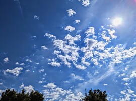 Polgárdi, gyengén felhős, élénk D-Ny-i szél, 27 C