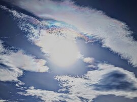 Polgárdi, gyengén felhős,élénk délies szél, 22 C