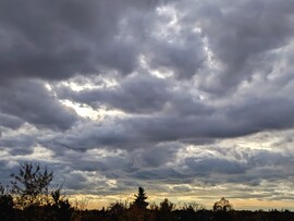 Polgárdi, gyülekeznek a felhők,
