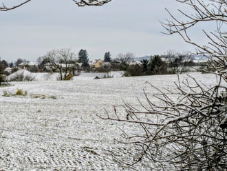Polgárdi, lepel hó, erősen felhős, élénk É-Ny-i szél, + 1 C