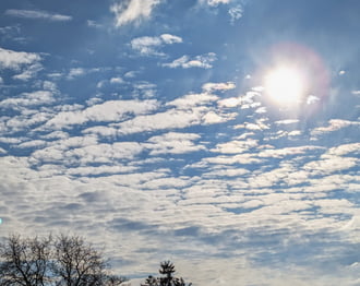 Polgárdi, gyengén felhős, viharos É-Ny-i szél, 6 C