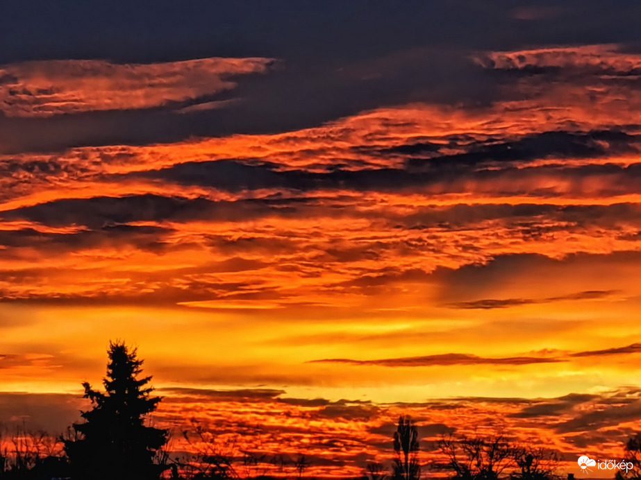 Polgárdi, gyönyörű színekkel búcsúzott 