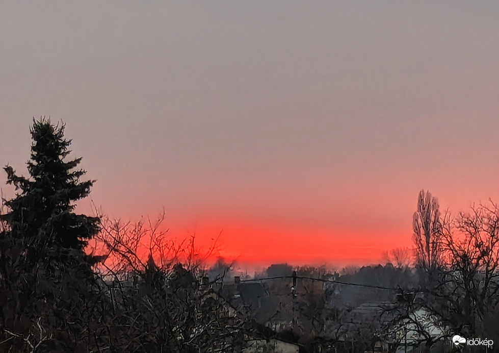 Polgárdi, piros derengés Naplementekor