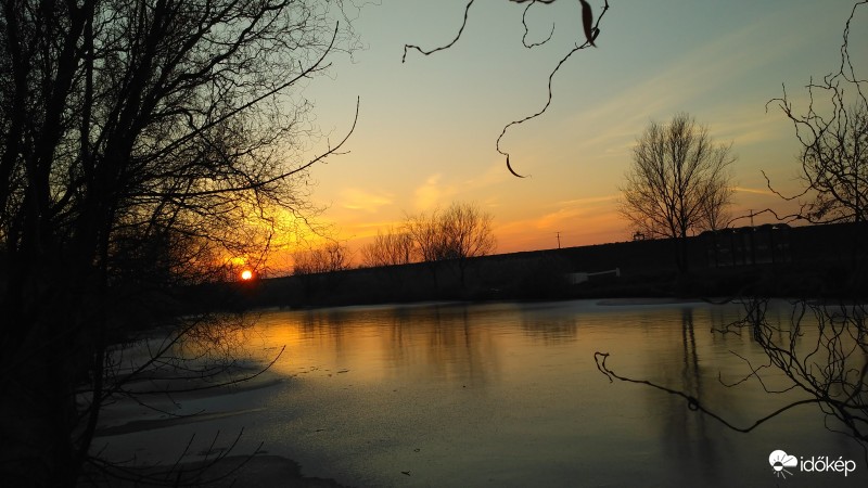 Horgász tó partján