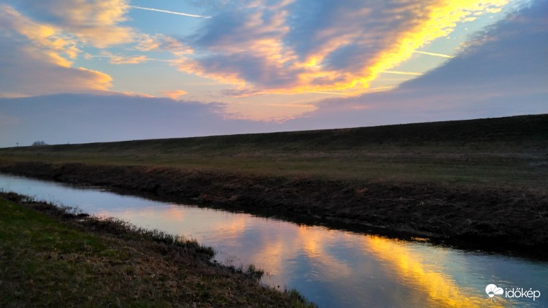 A hiú felhő tükörben nézi magát