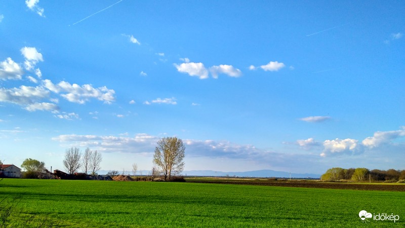 Távolban a Mátra vonulata