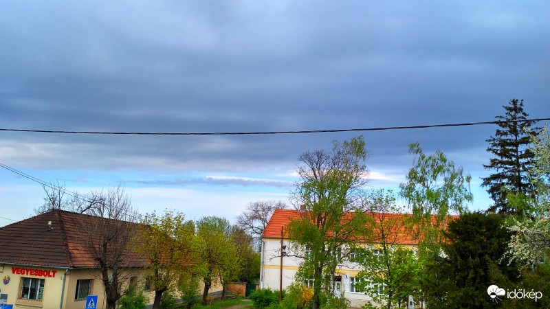 Szakadozik Nyugat felől