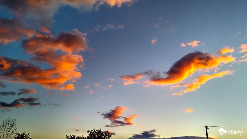 Naplemente utáni felhők