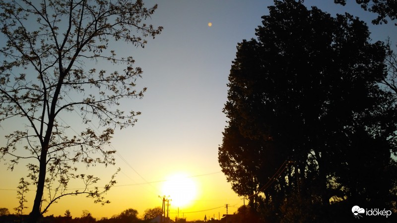 Naplemente előtt tiszta égbolt