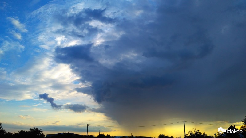 Alkonyatkor még a "sárkány" füstölög