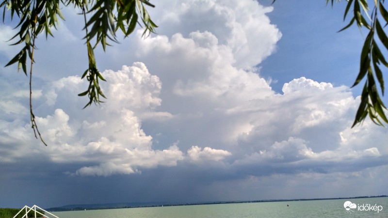 Balaton felett