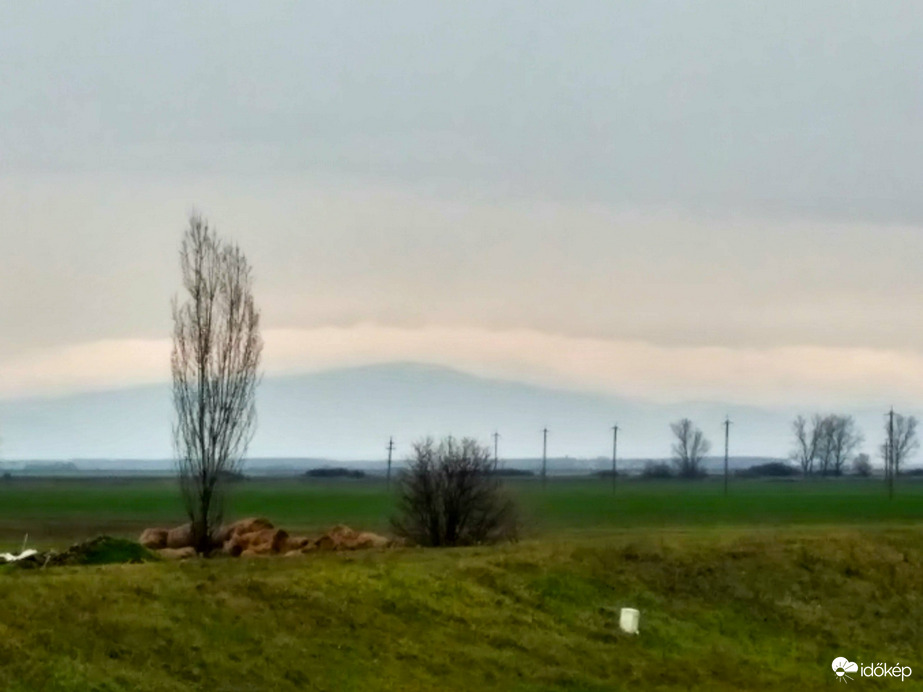 Jászjákóhalmáról a Kékes felett