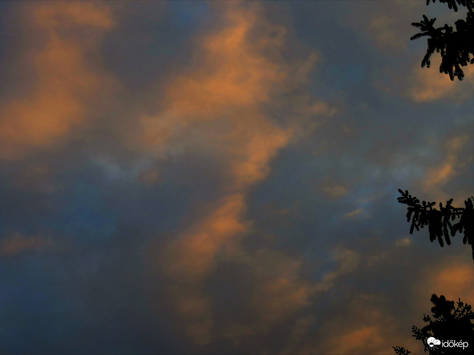 DÁNY, FELHŐKÉP NAPKELTE ELŐTT -- 2026 02 09