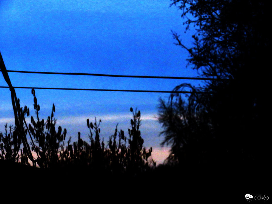 DÁNY, kb. 90 PERCCEL NAPKELTE ELŐTT A TÁVOLBAN