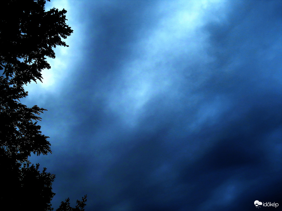 DÁNY, kb. 90 PERCCEL NAPKELTE ELŐTT, FELETTÜNK