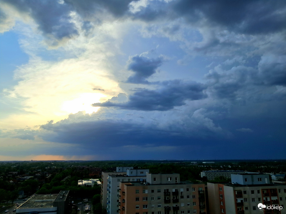 Gyülekeznek a fellegek Debrecen felett