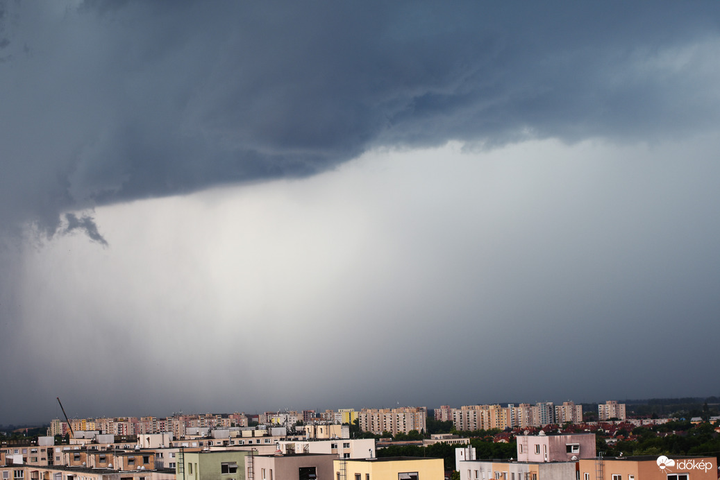 Debrecen felett a vihar előtt.